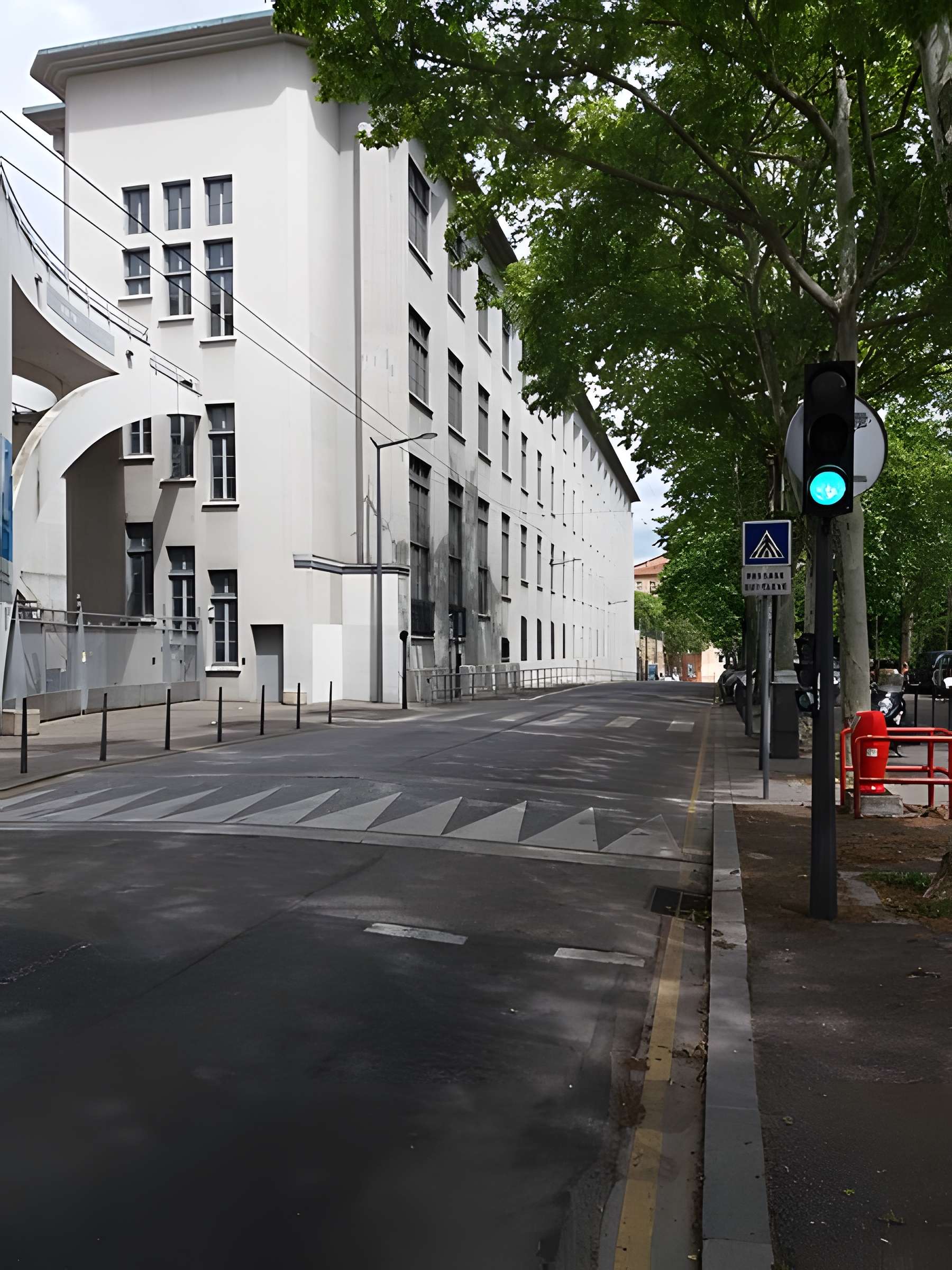 Ancienne école de tissage, actuellement lycée technique d'enseignement