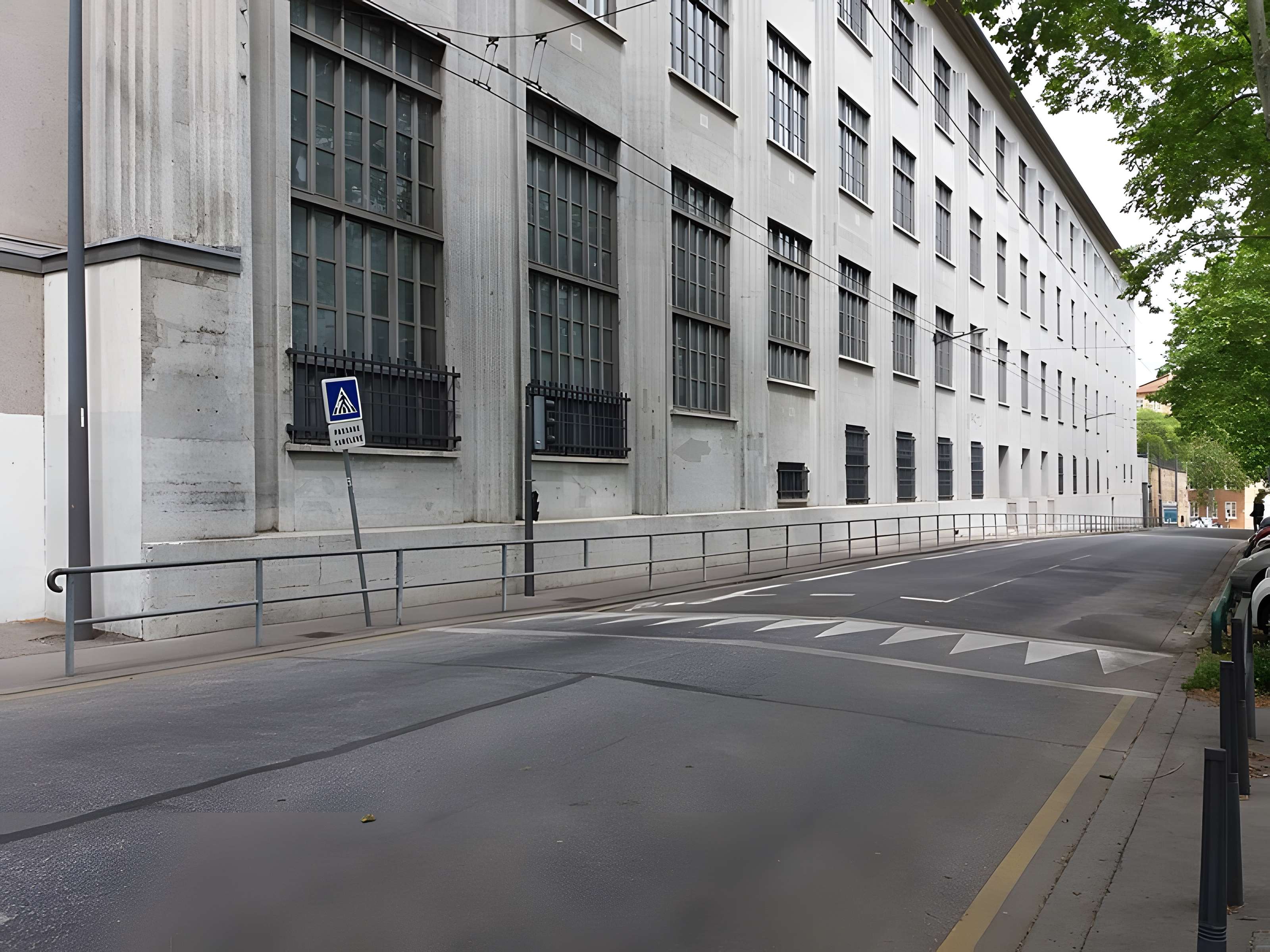 Ancienne école de tissage, actuellement lycée technique d'enseignement