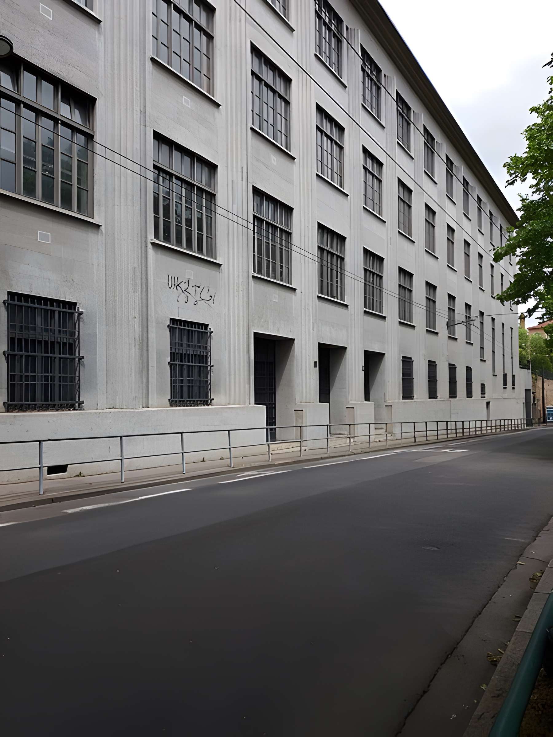 Ancienne école de tissage, actuellement lycée technique d'enseignement