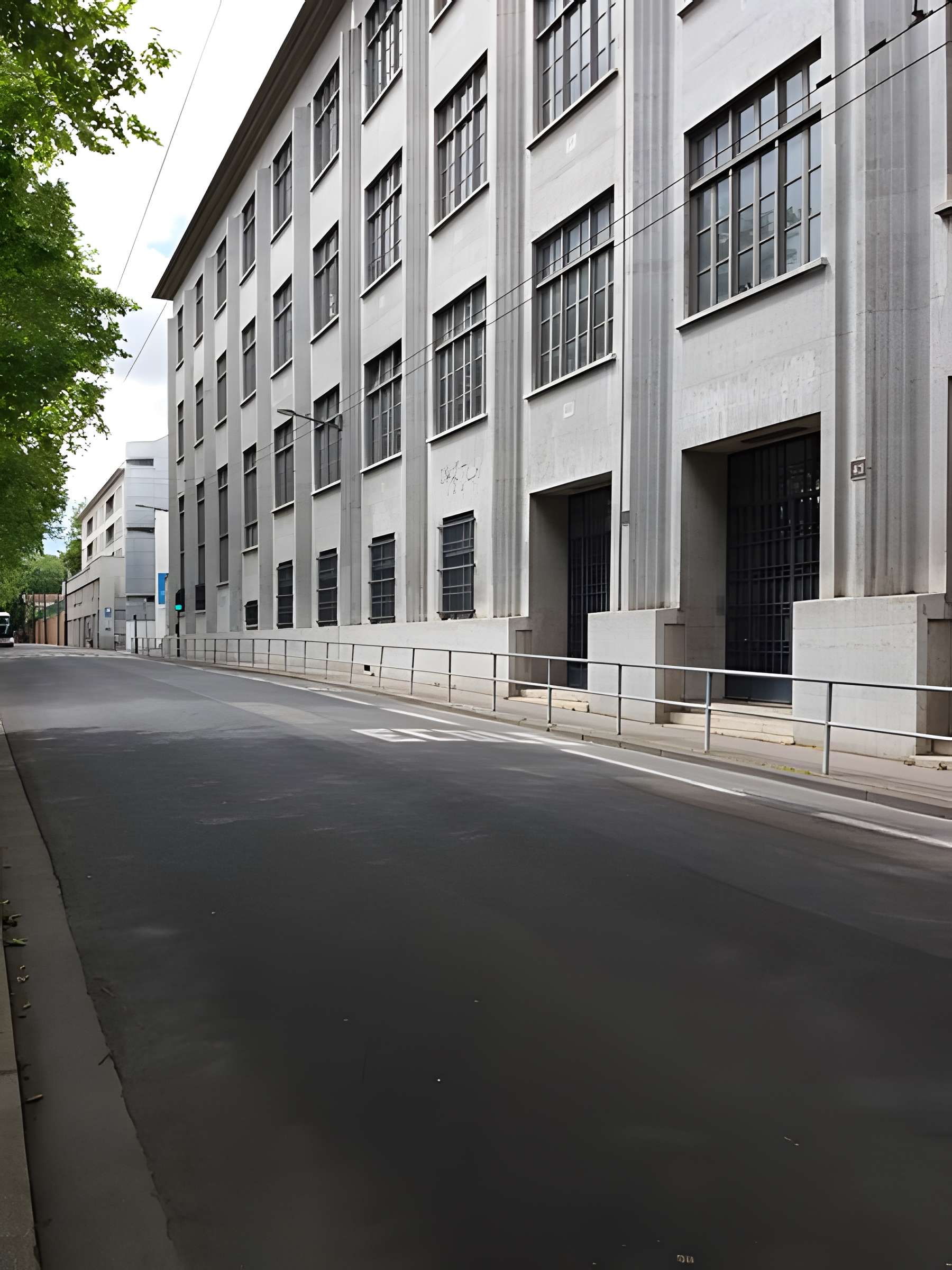 Ancienne école de tissage, actuellement lycée technique d'enseignement