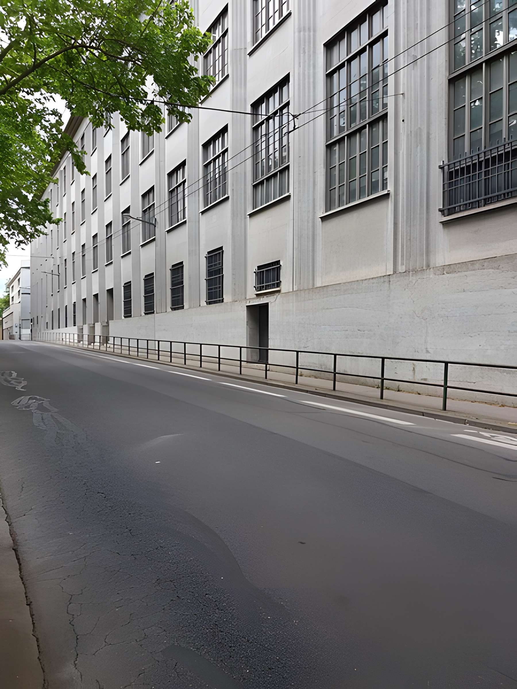 Ancienne école de tissage, actuellement lycée technique d'enseignement