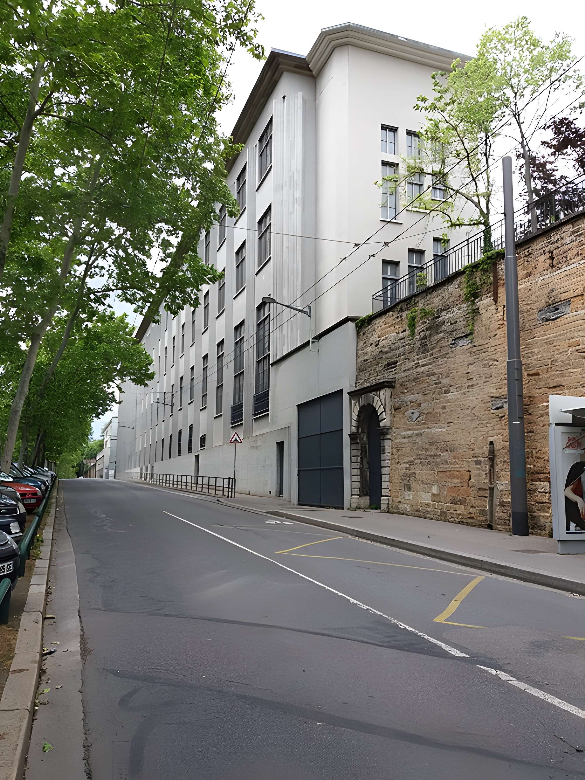 Ancienne école de tissage, actuellement lycée technique d'enseignement