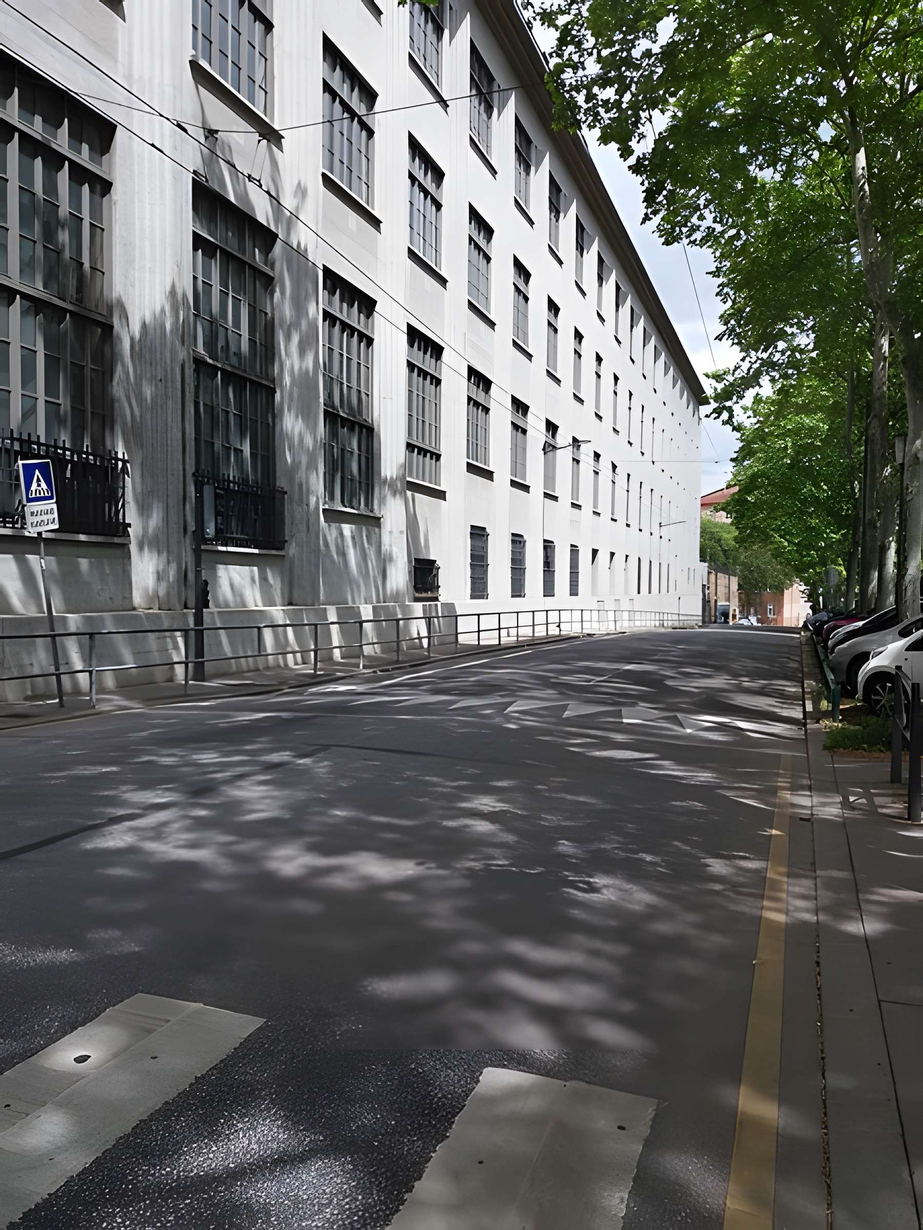 Ancienne école de tissage, actuellement lycée technique d'enseignement