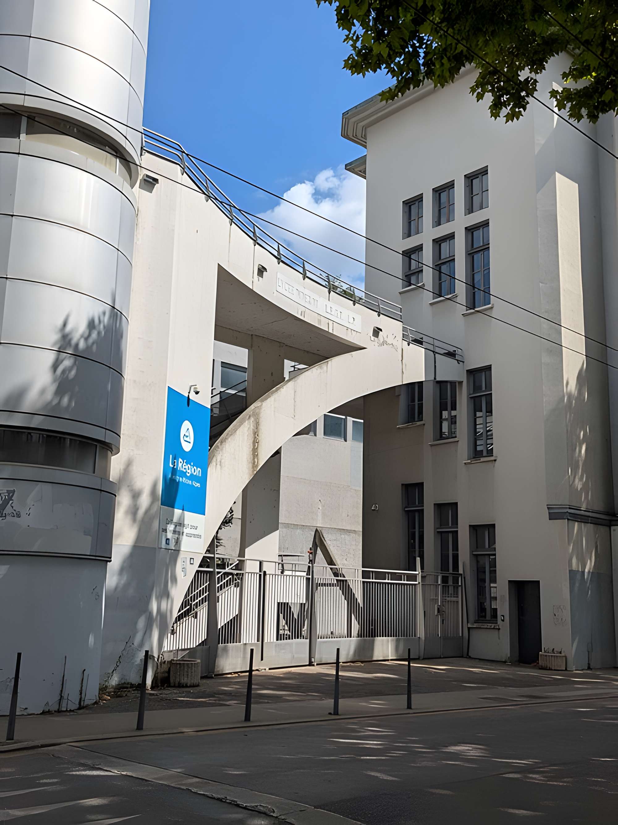 Ancienne école de tissage, actuellement lycée technique d'enseignement