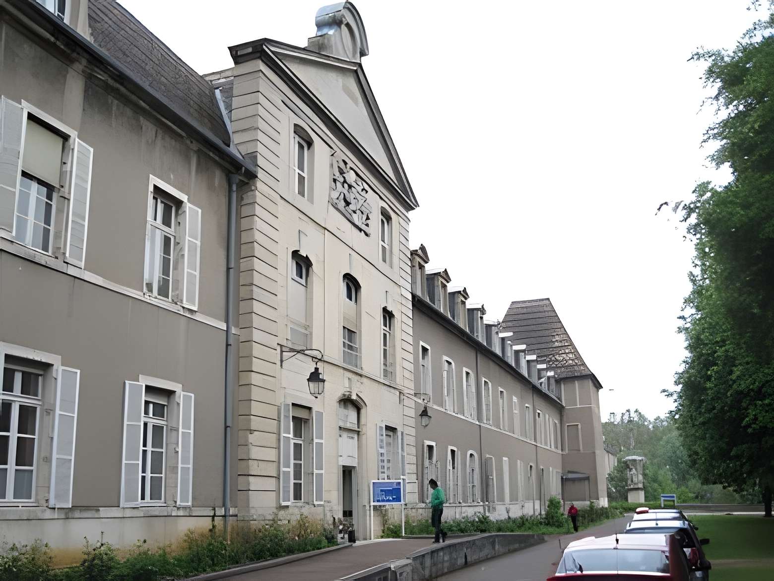 Hôpital général de Dijon . Façade principale avec toiture en tuile vernissée de Bourgogne