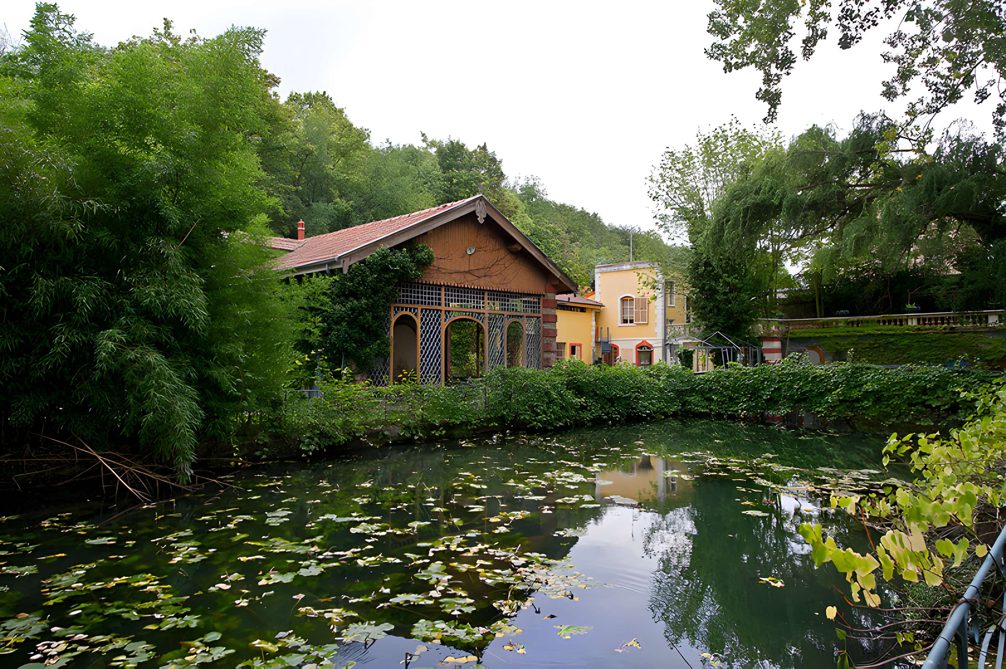 Edifice et parc l'entourant, dénommés La Fée des Eaux