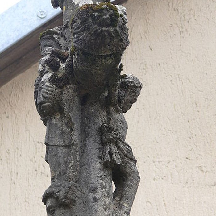 Photo de Croix en pierre située sur la place publique