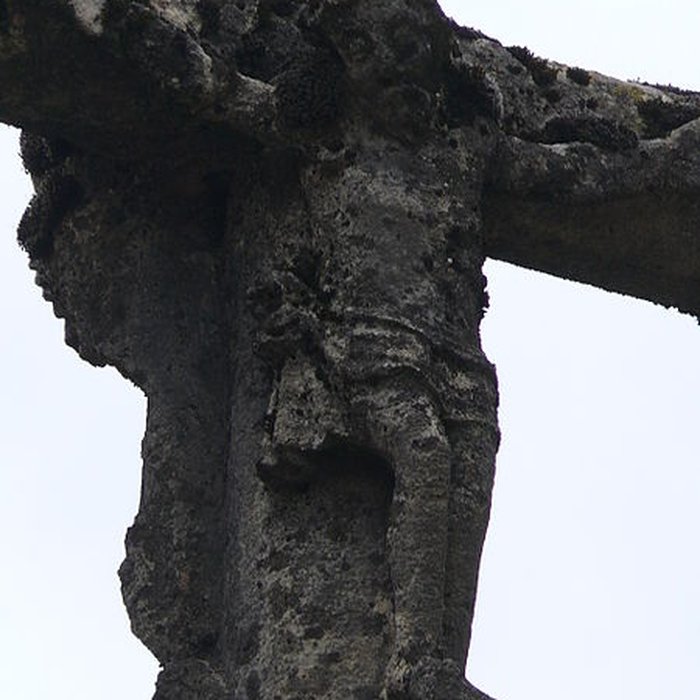 Photo de Croix en pierre située sur la place publique