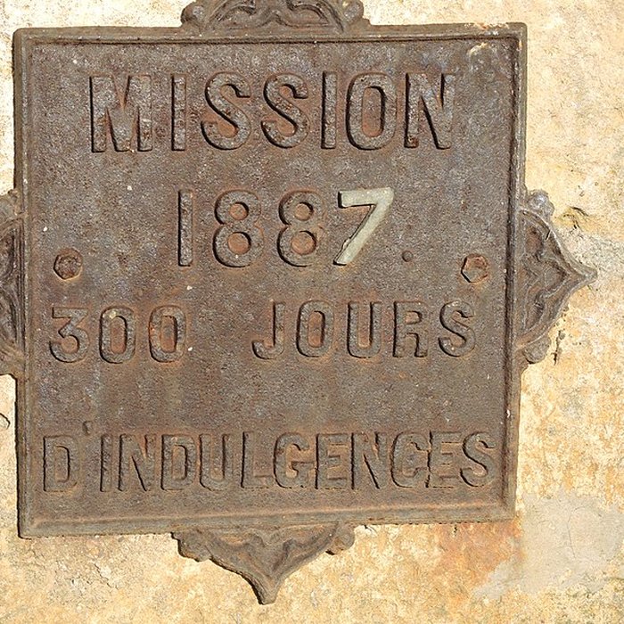 Photo de Croix en pierre située sur la place publique