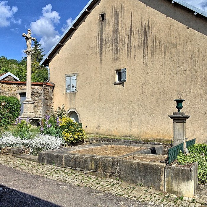 Photo de Croix en pierre située sur la place publique