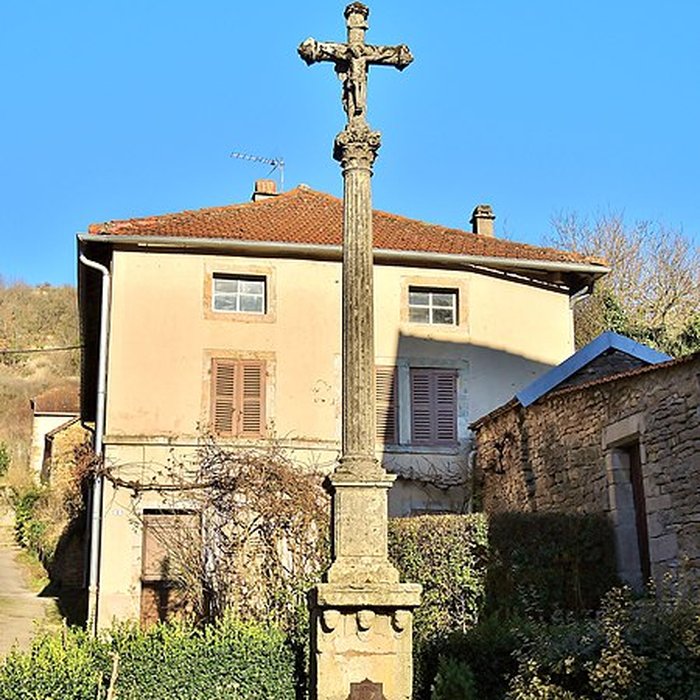 Photo de Croix en pierre située sur la place publique