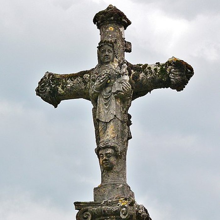 Photo de Croix en pierre située sur la place publique