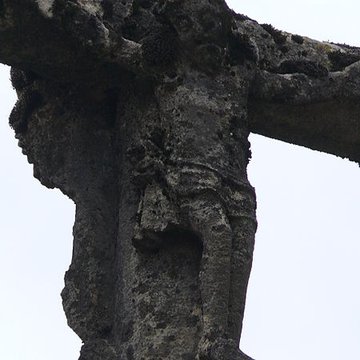 Croix en pierre située sur la place publique
