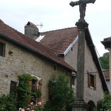 Croix en pierre située sur la place publique