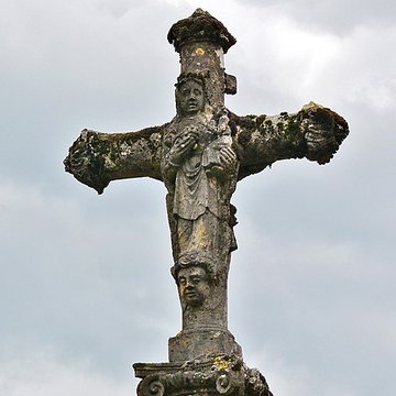 Croix en pierre située sur la place publique