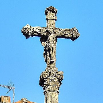 Croix en pierre située sur la place publique