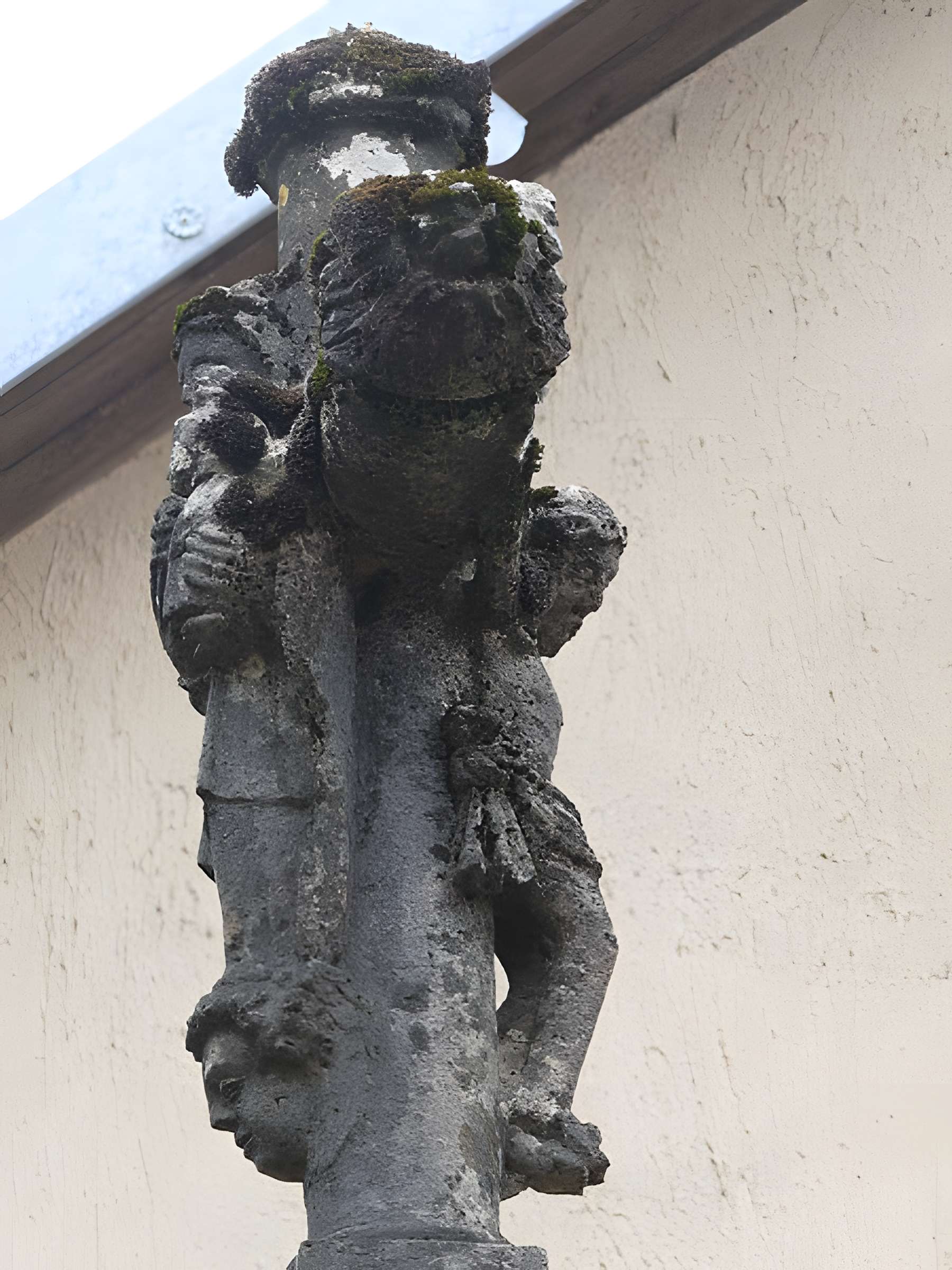 Croix en pierre située sur la place publique