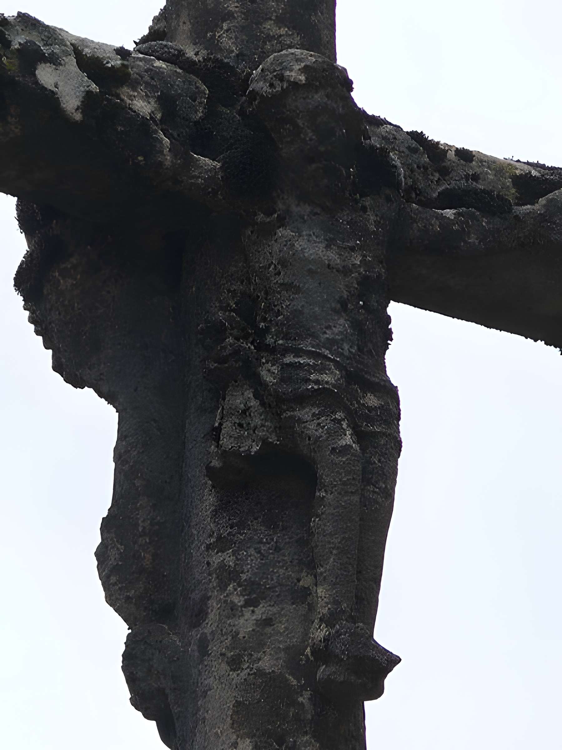 Croix en pierre située sur la place publique