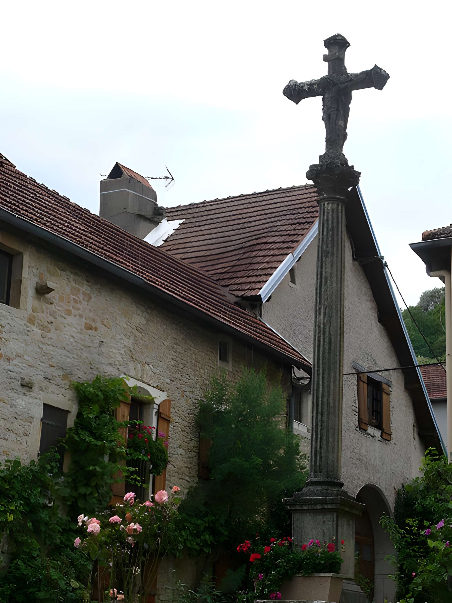 Croix en pierre située sur la place publique