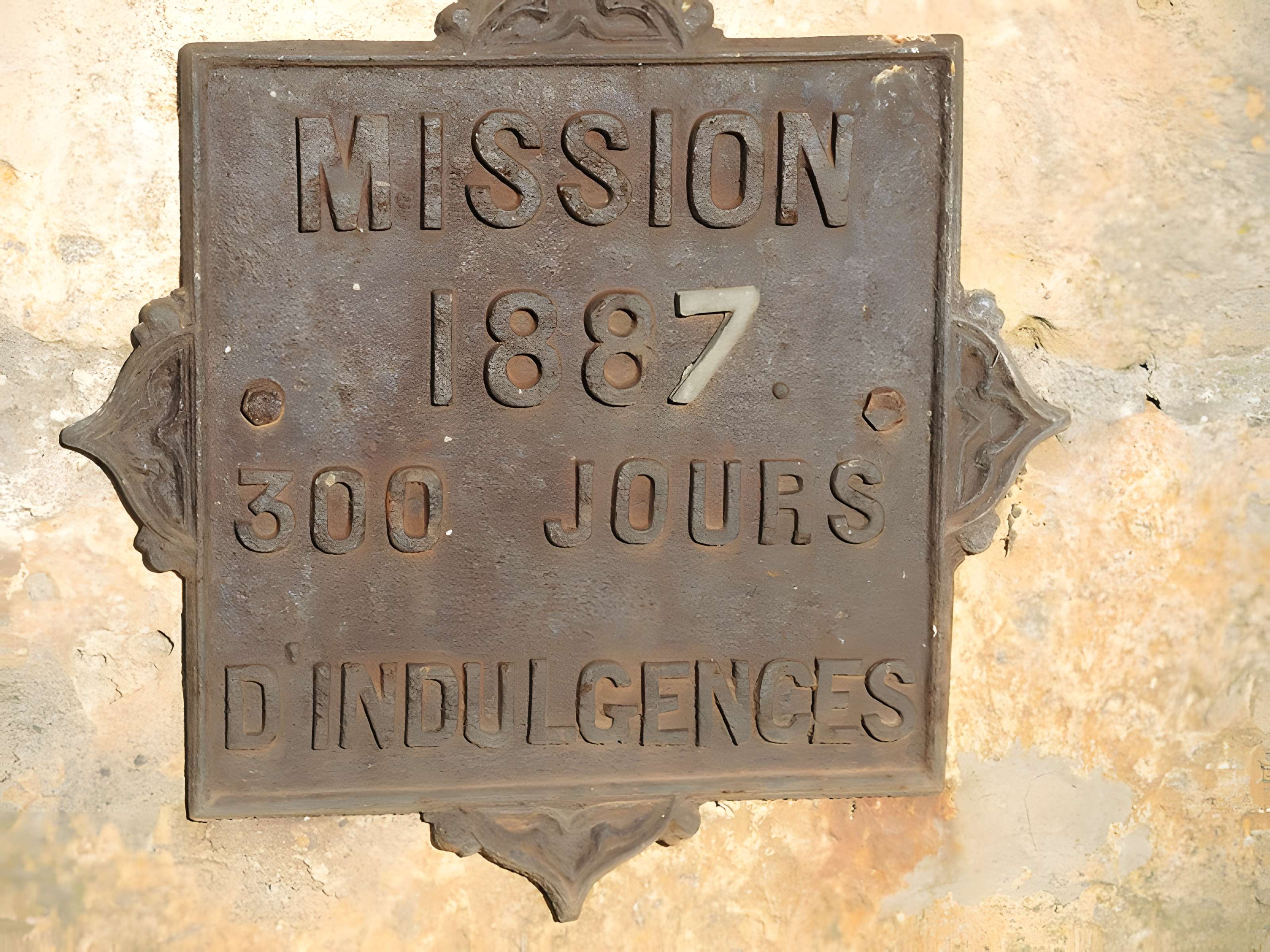 Croix en pierre située sur la place publique