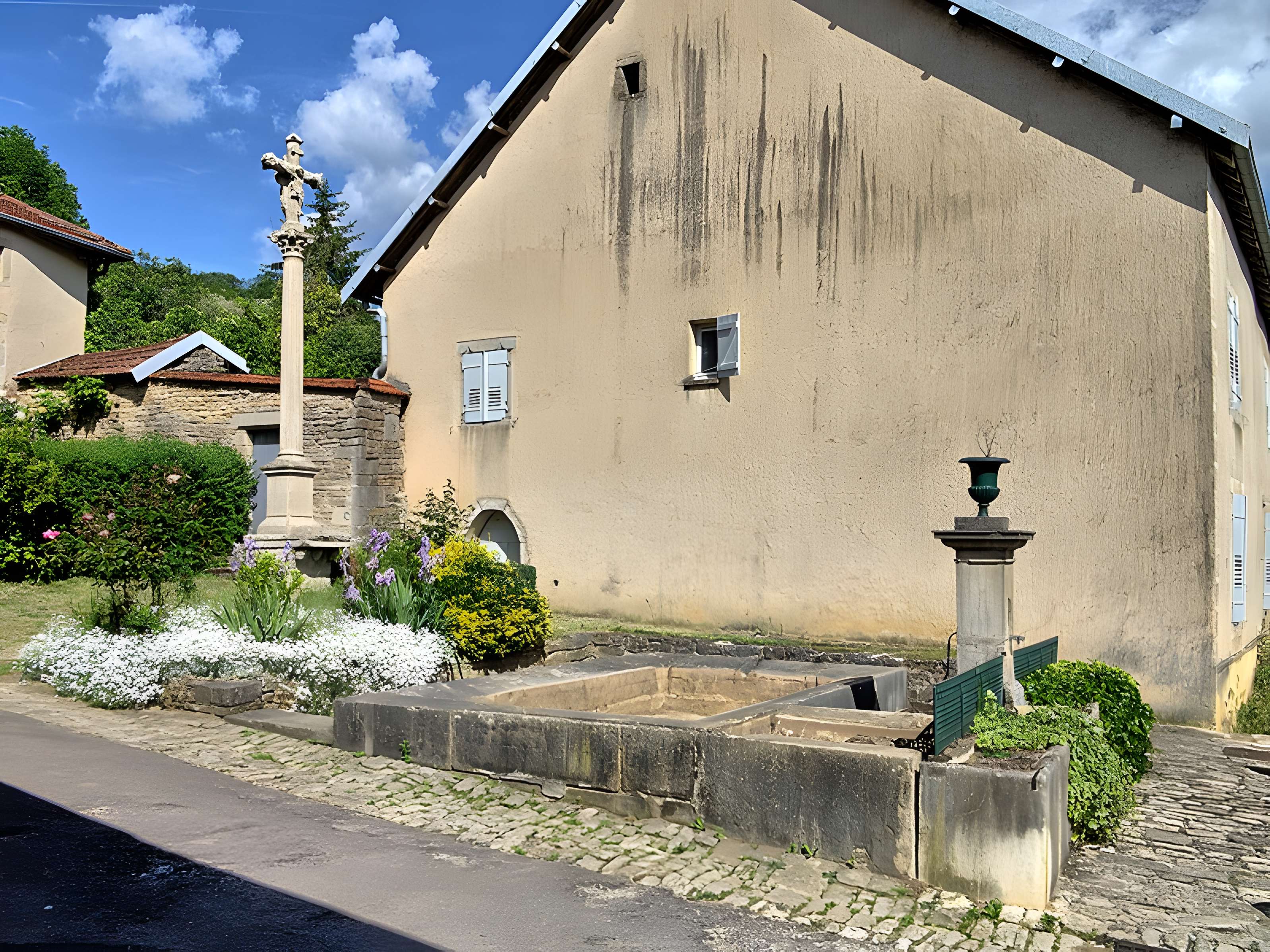 Croix en pierre située sur la place publique