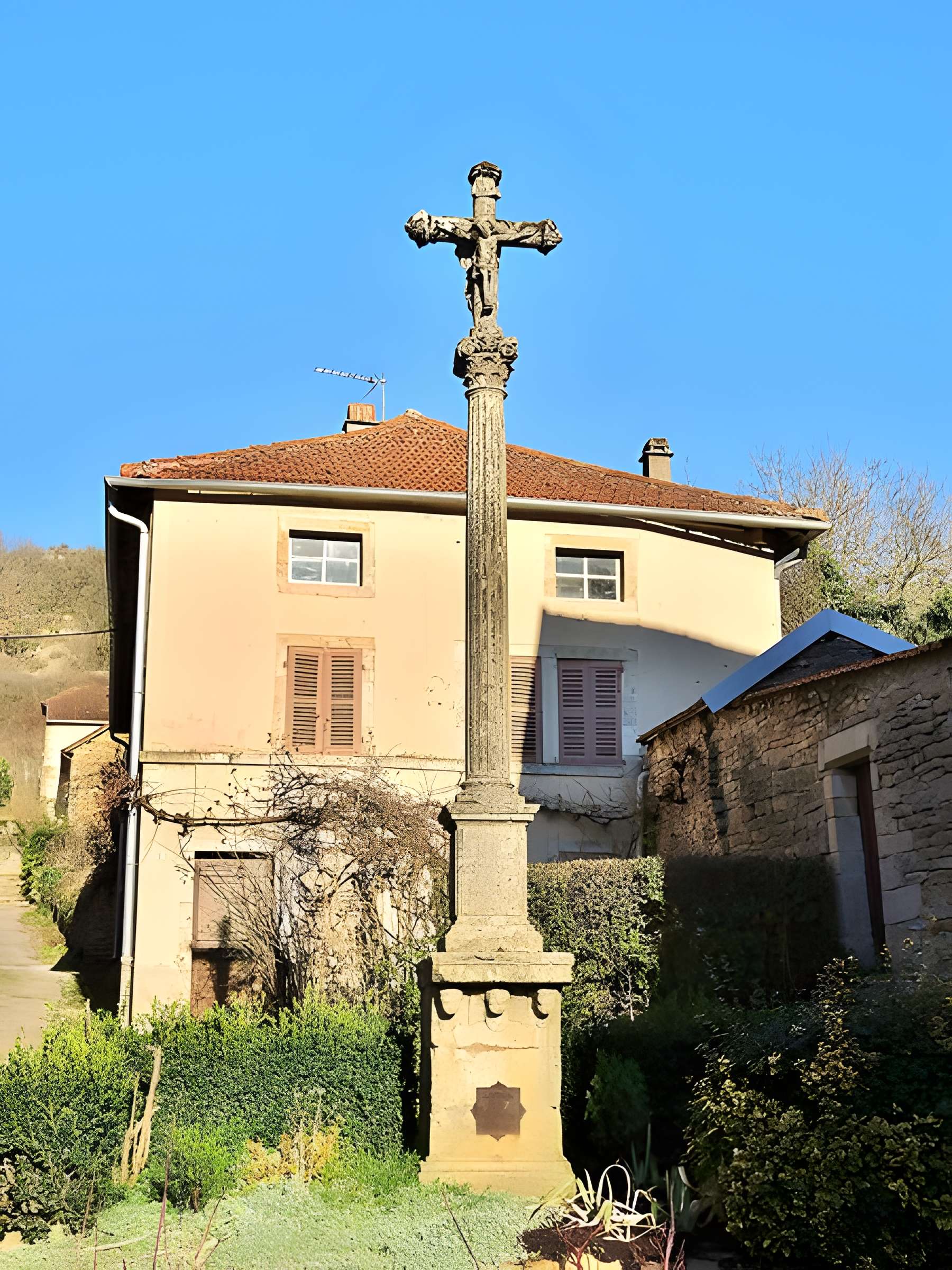 Croix en pierre située sur la place publique