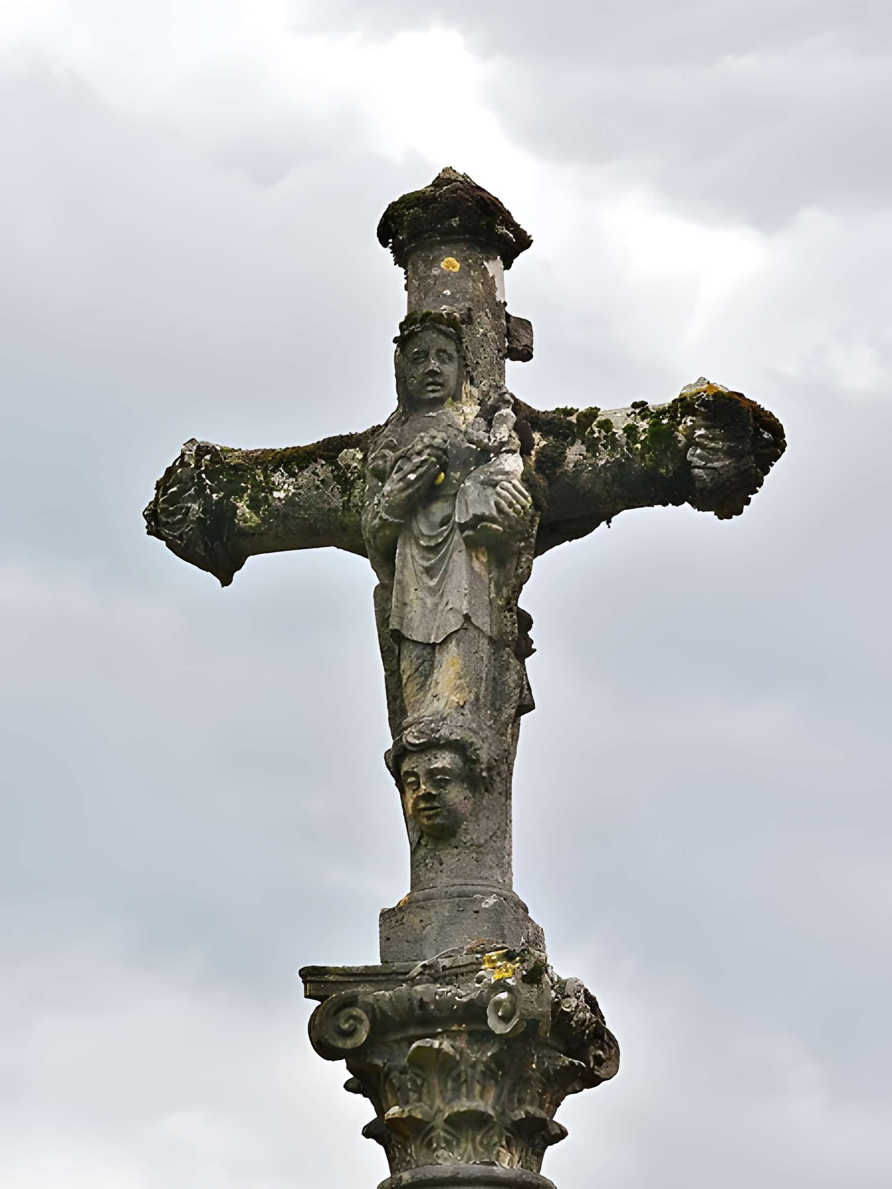 Croix en pierre située sur la place publique