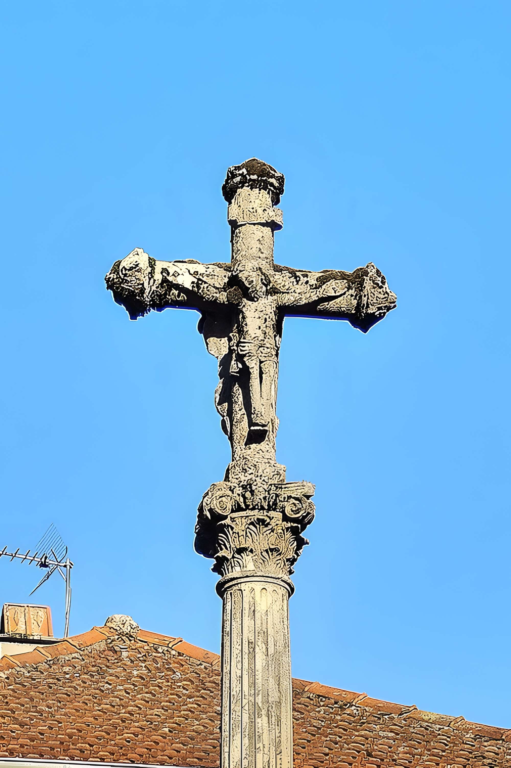 Croix en pierre située sur la place publique