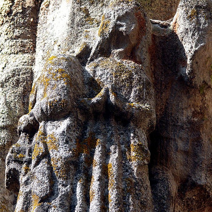 Photo de Croix de cimetière sise contre le mur du transept sud de léglise