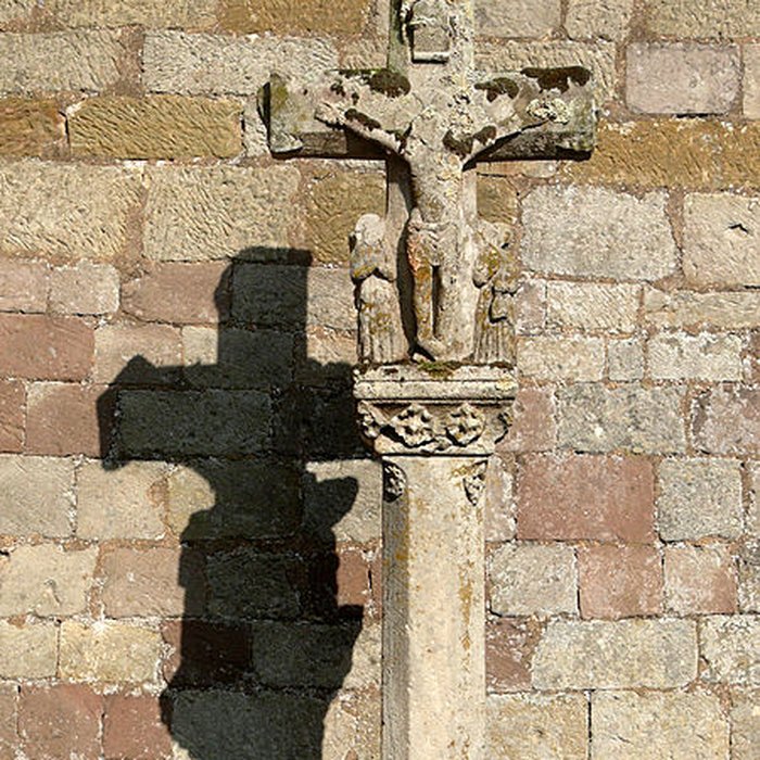 Photo de Croix de cimetière sise contre le mur du transept sud de léglise