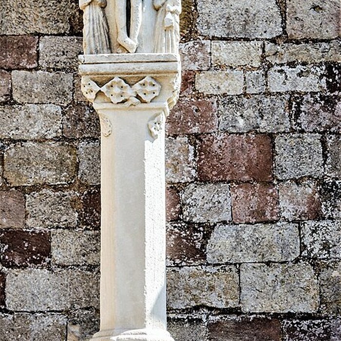 Photo de Croix de cimetière sise contre le mur du transept sud de léglise
