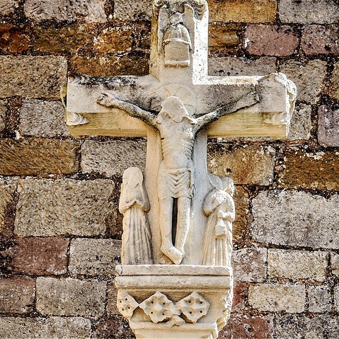 Photo de Croix de cimetière sise contre le mur du transept sud de léglise
