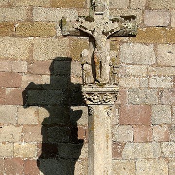 Croix de cimetière sise contre le mur du transept sud de léglise