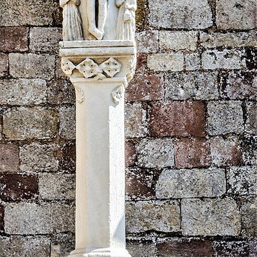 Croix de cimetière sise contre le mur du transept sud de léglise