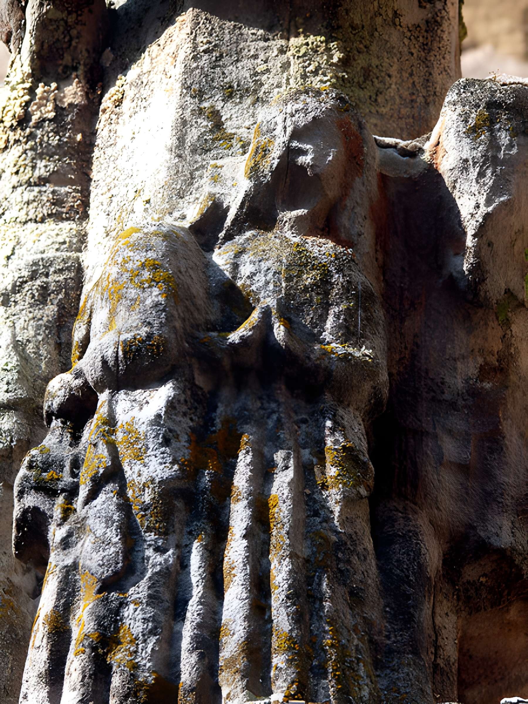 Croix de cimetière sise contre le mur du transept sud de l'église