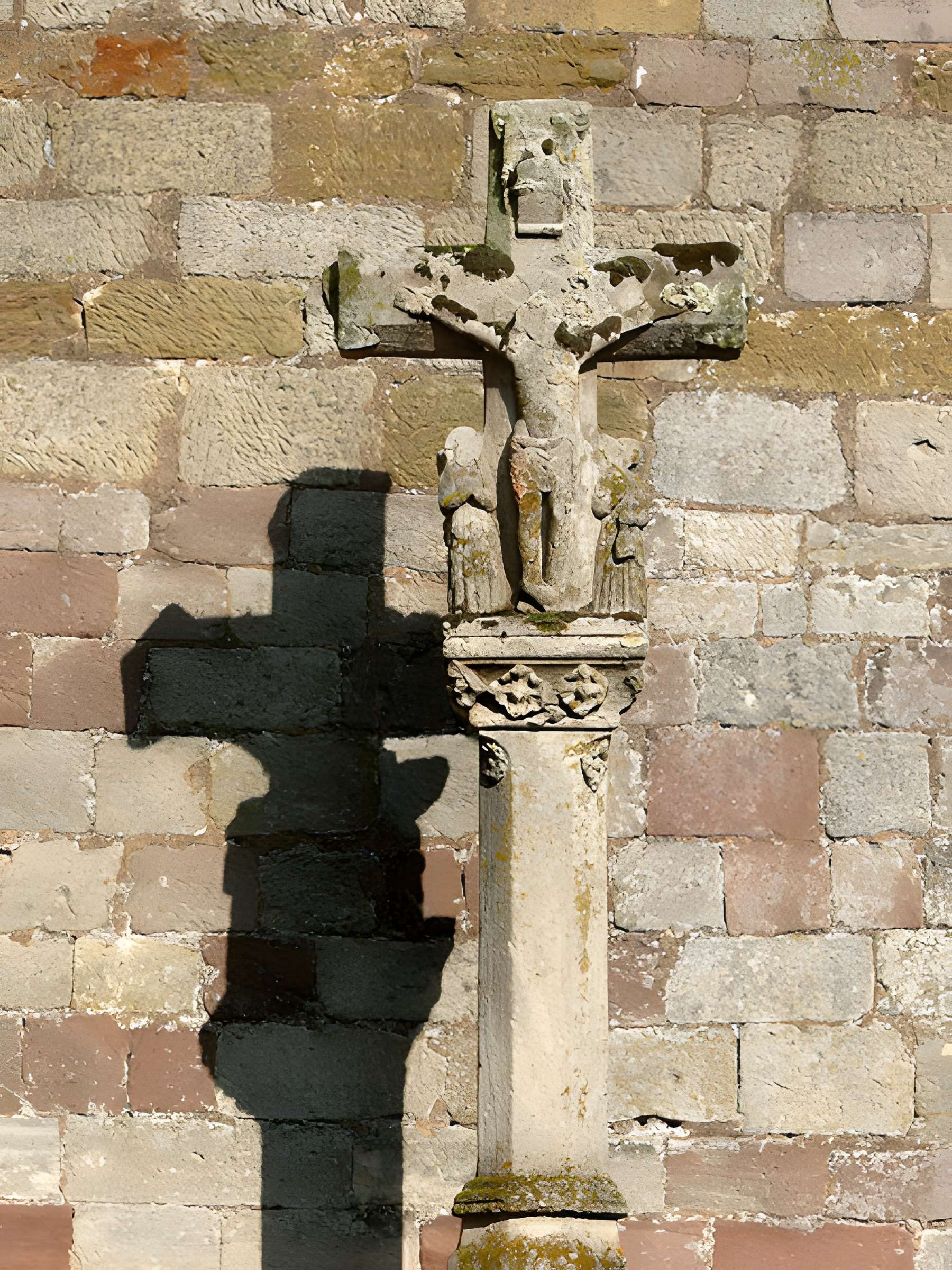 Croix de cimetière sise contre le mur du transept sud de l'église
