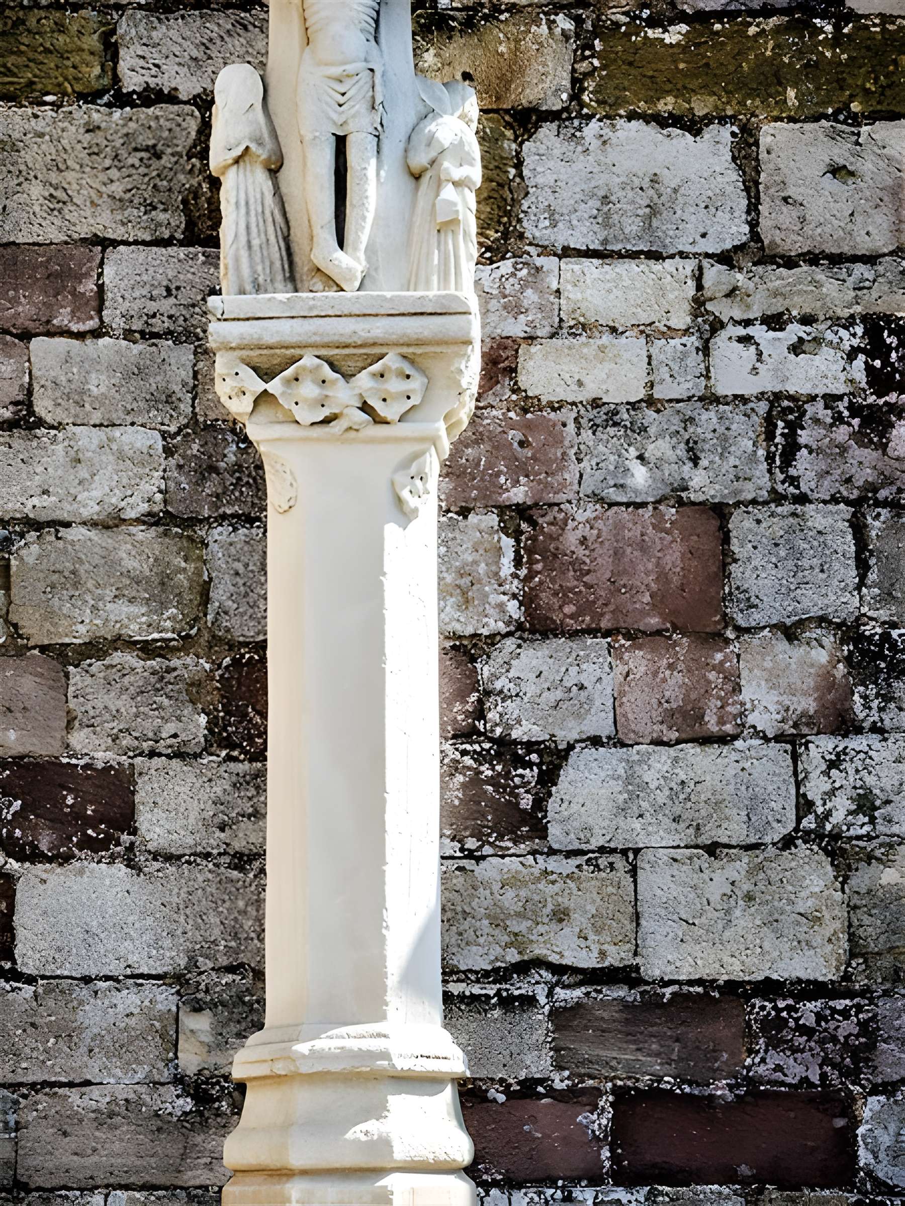 Croix de cimetière sise contre le mur du transept sud de l'église