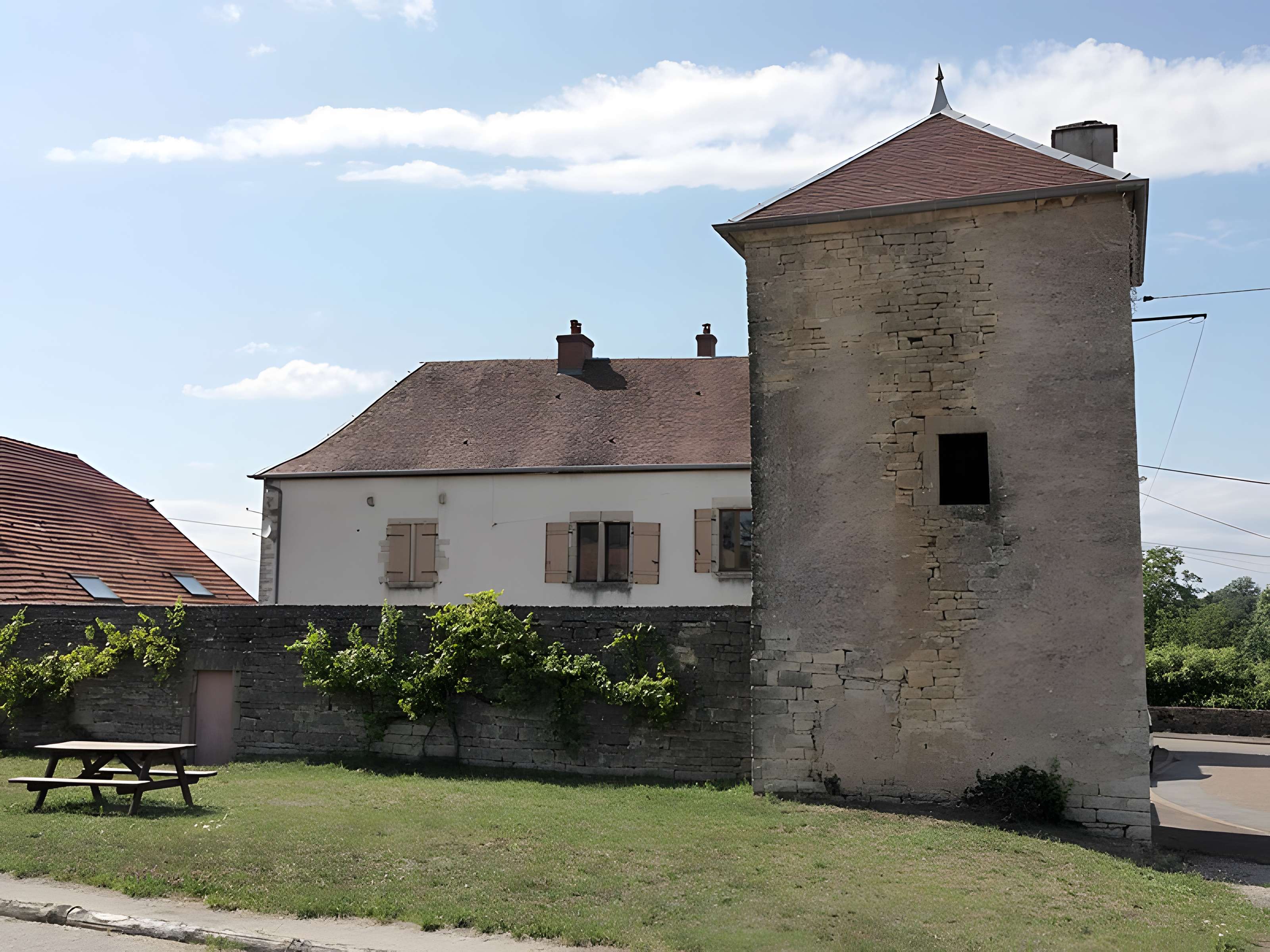 Ancienne maison forte, actuelle mairie