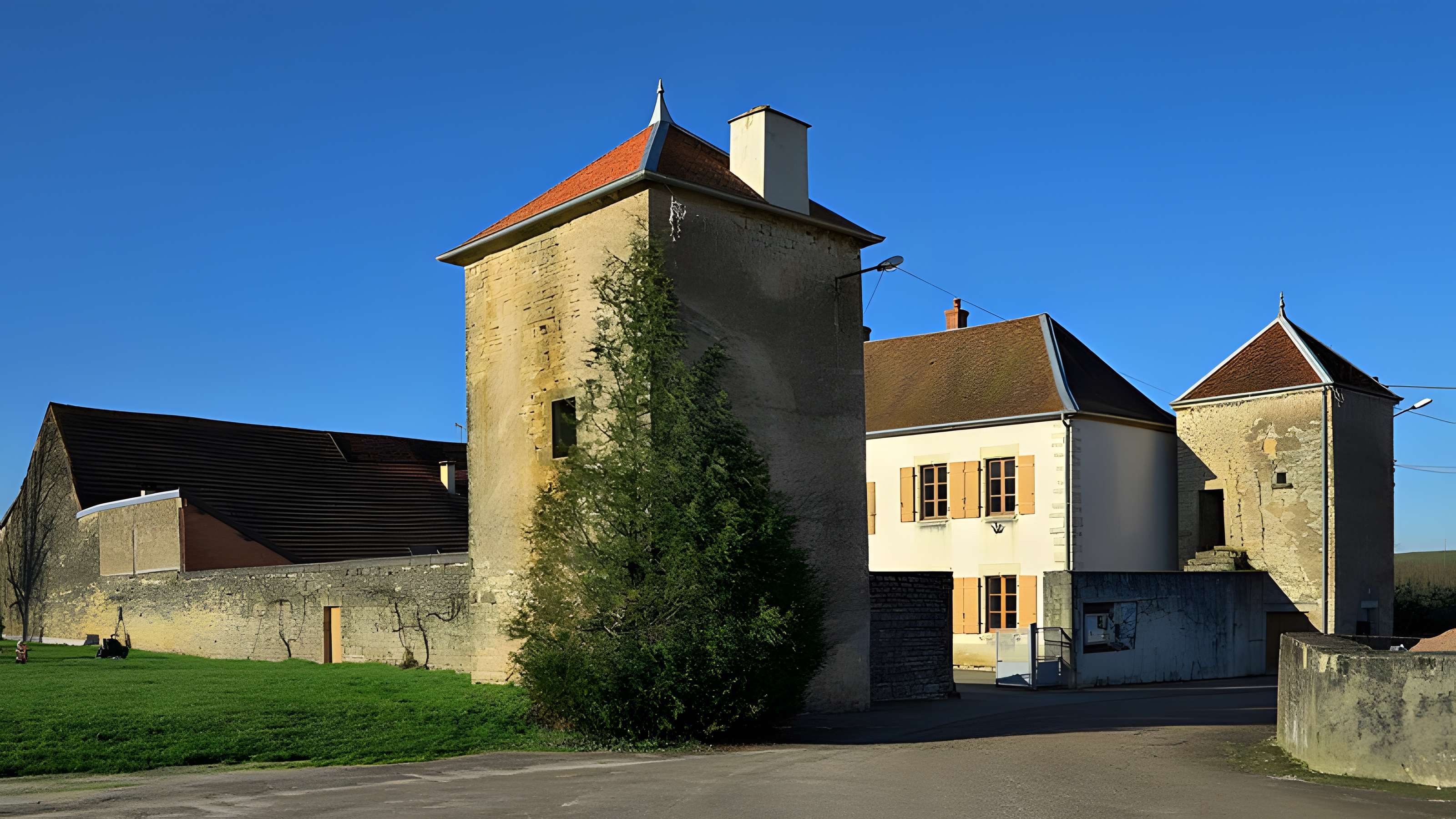 Ancienne maison forte, actuelle mairie