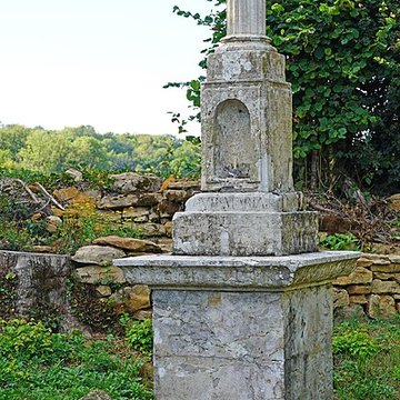 Croix de Saint-Antoine en pierre sculptée