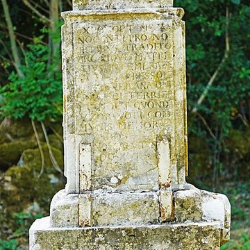 Croix de Saint-Antoine en pierre sculptée