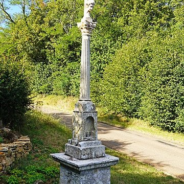 Croix de Saint-Antoine en pierre sculptée