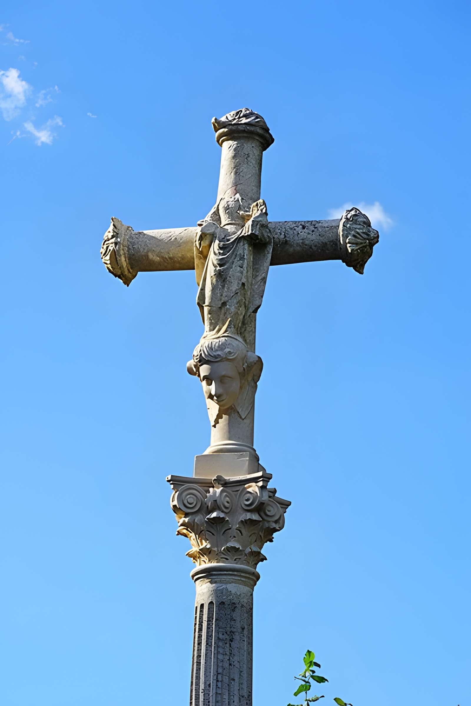 Croix de Saint-Antoine en pierre sculptée