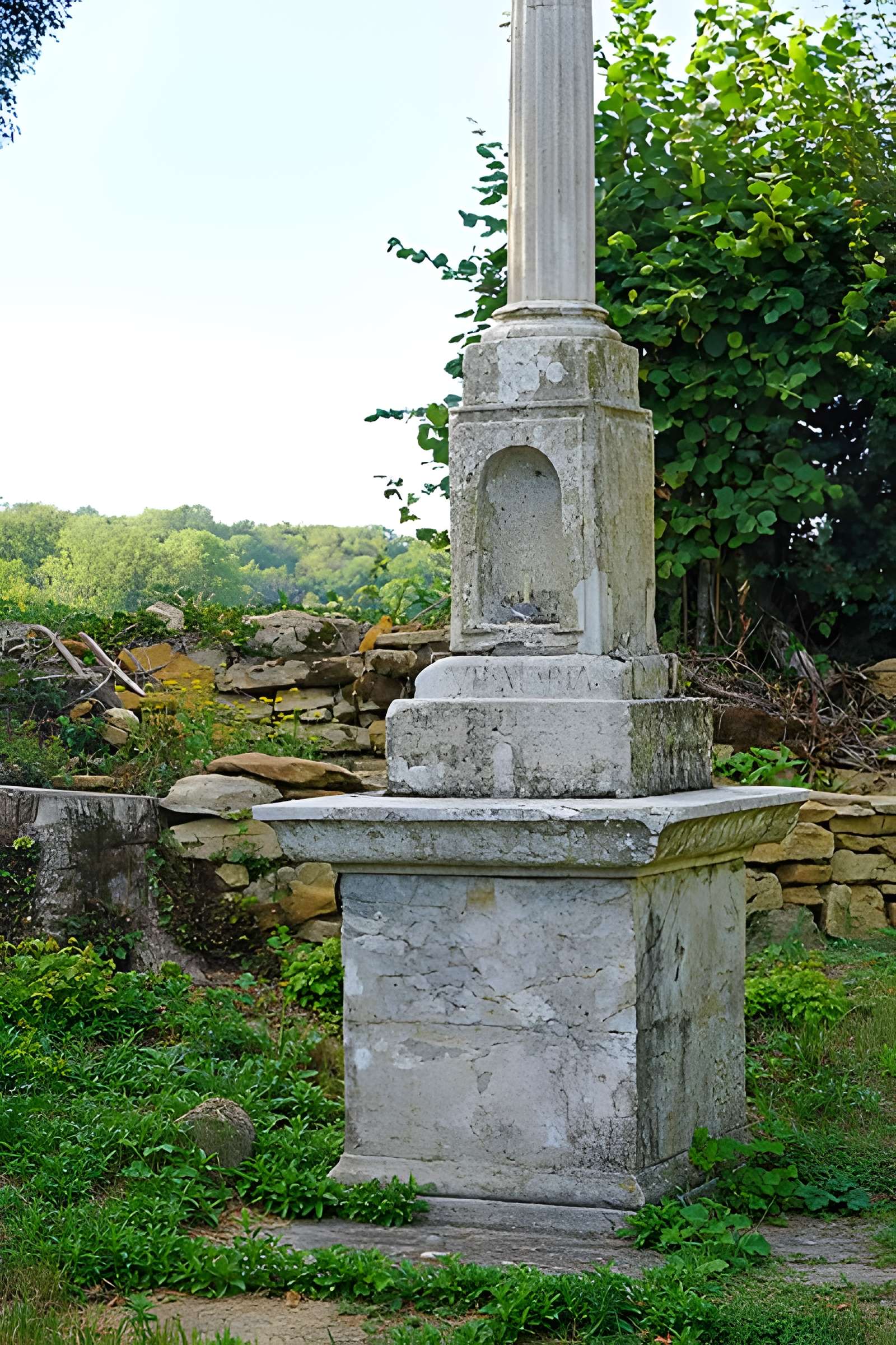 Croix de Saint-Antoine en pierre sculptée