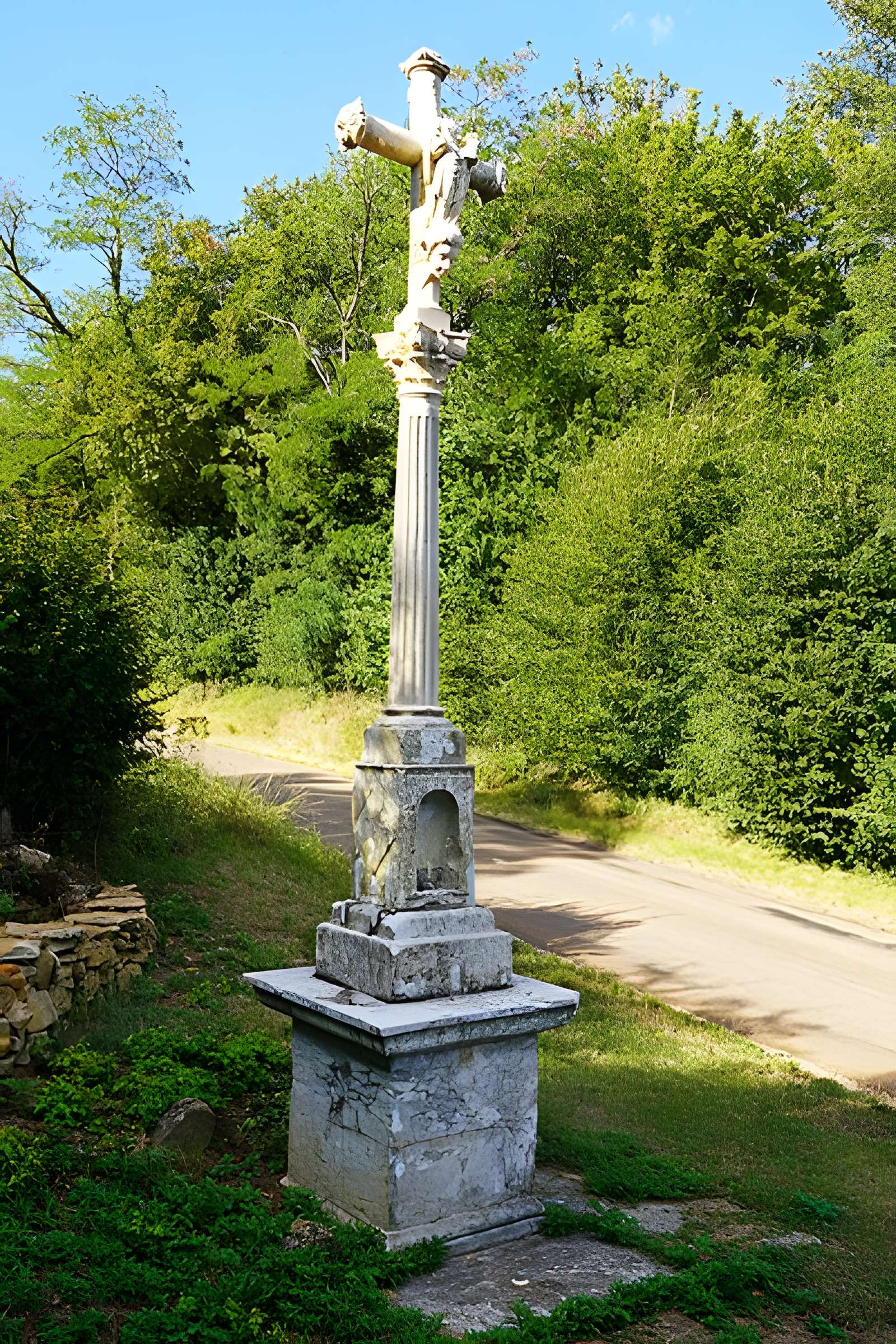 Croix de Saint-Antoine en pierre sculptée