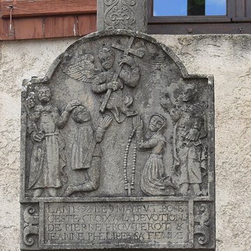 Croix de chemin en pierre datée de 1622