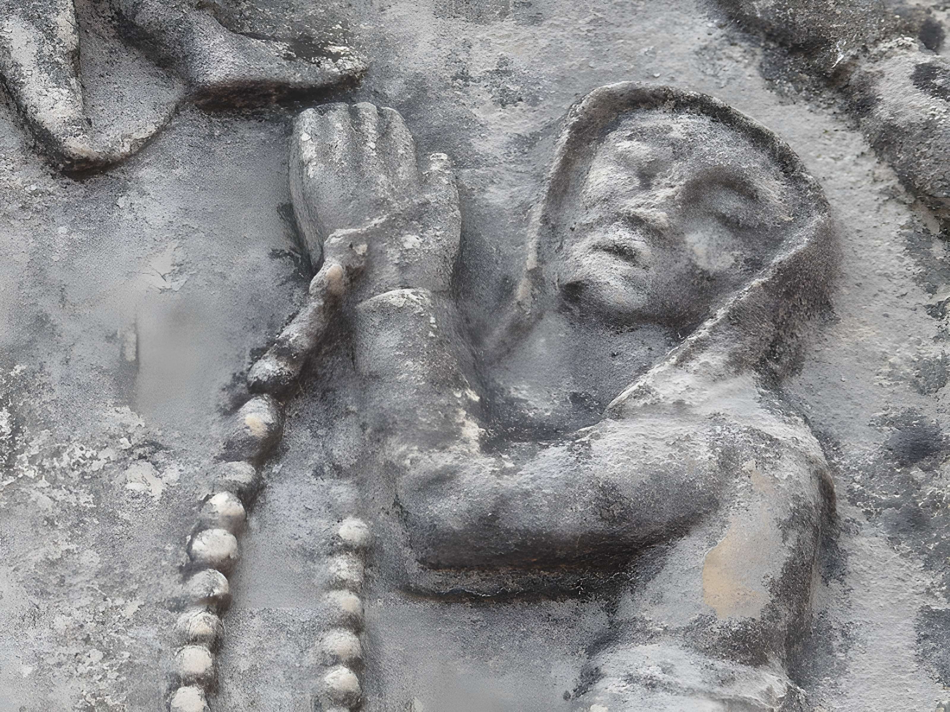 Croix de chemin en pierre datée de 1622