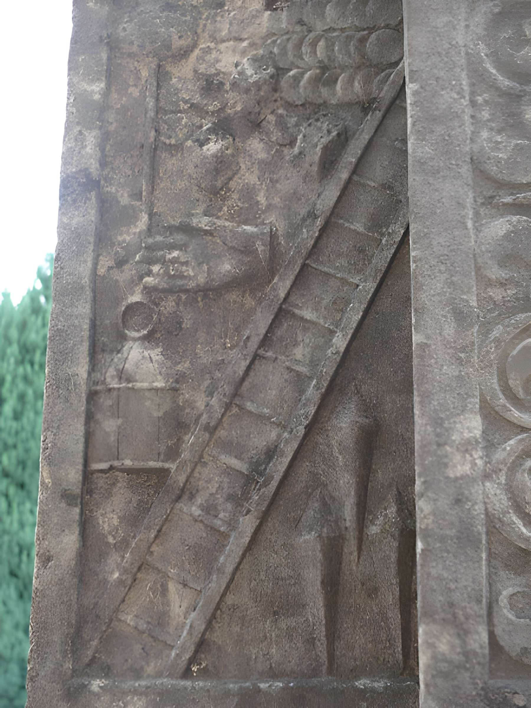 Croix de chemin en pierre datée de 1622