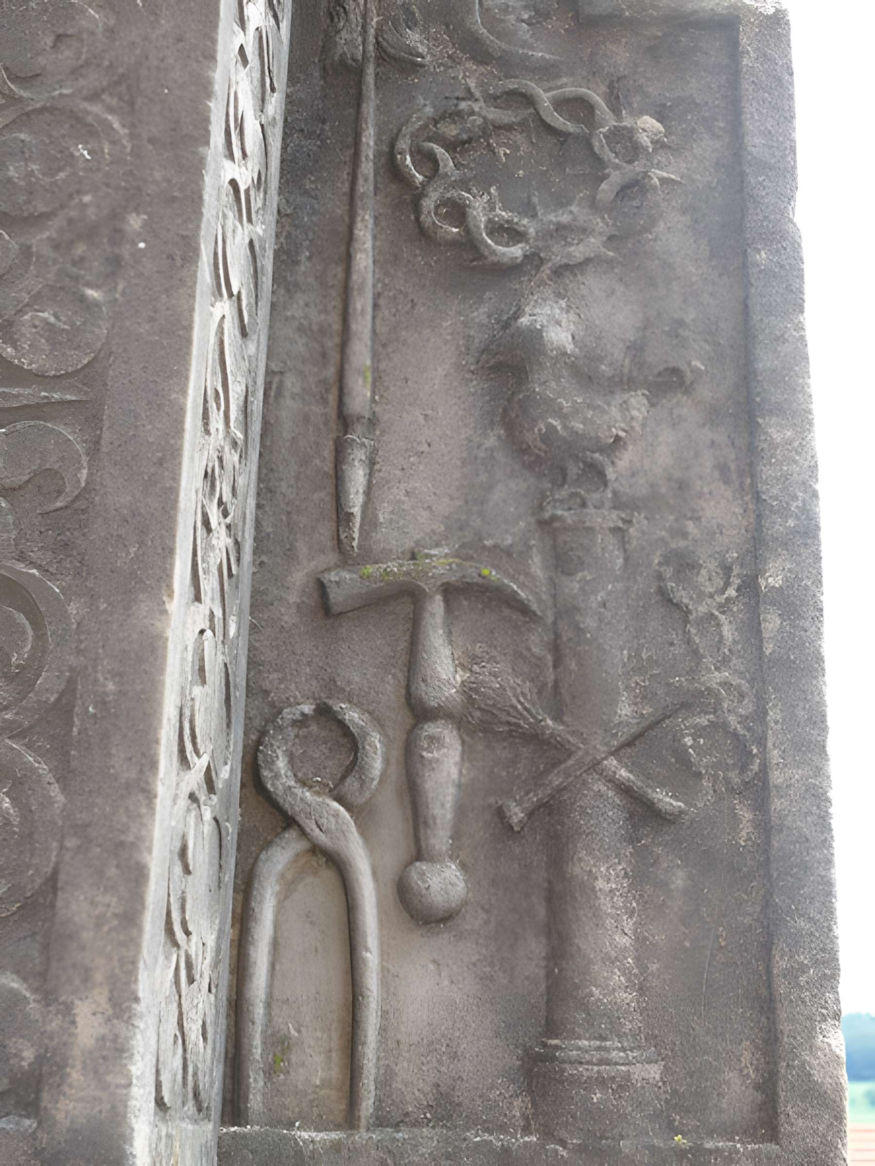 Croix de chemin en pierre datée de 1622