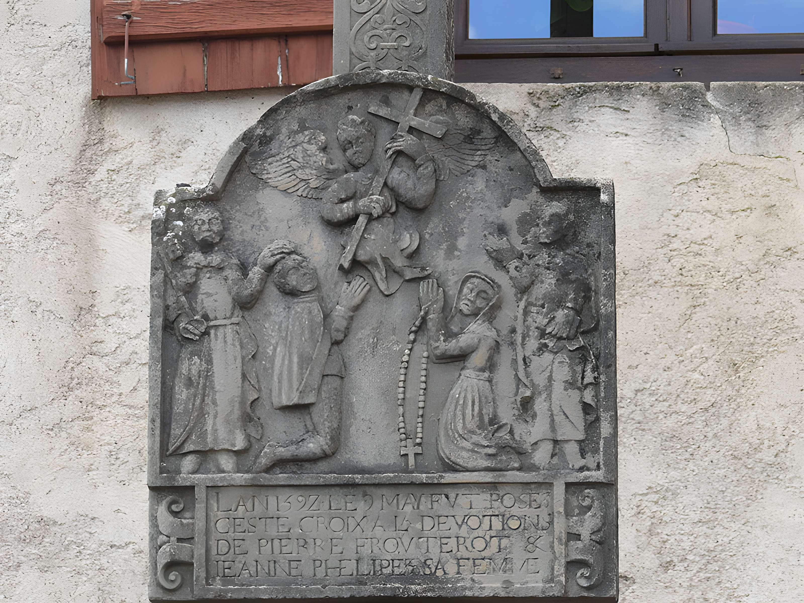 Croix de chemin en pierre datée de 1622